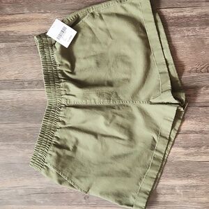 FOREVER 21 Olive Green Pull On Elastic Waist Casual Shorts Pockets Cuffed Hem XL